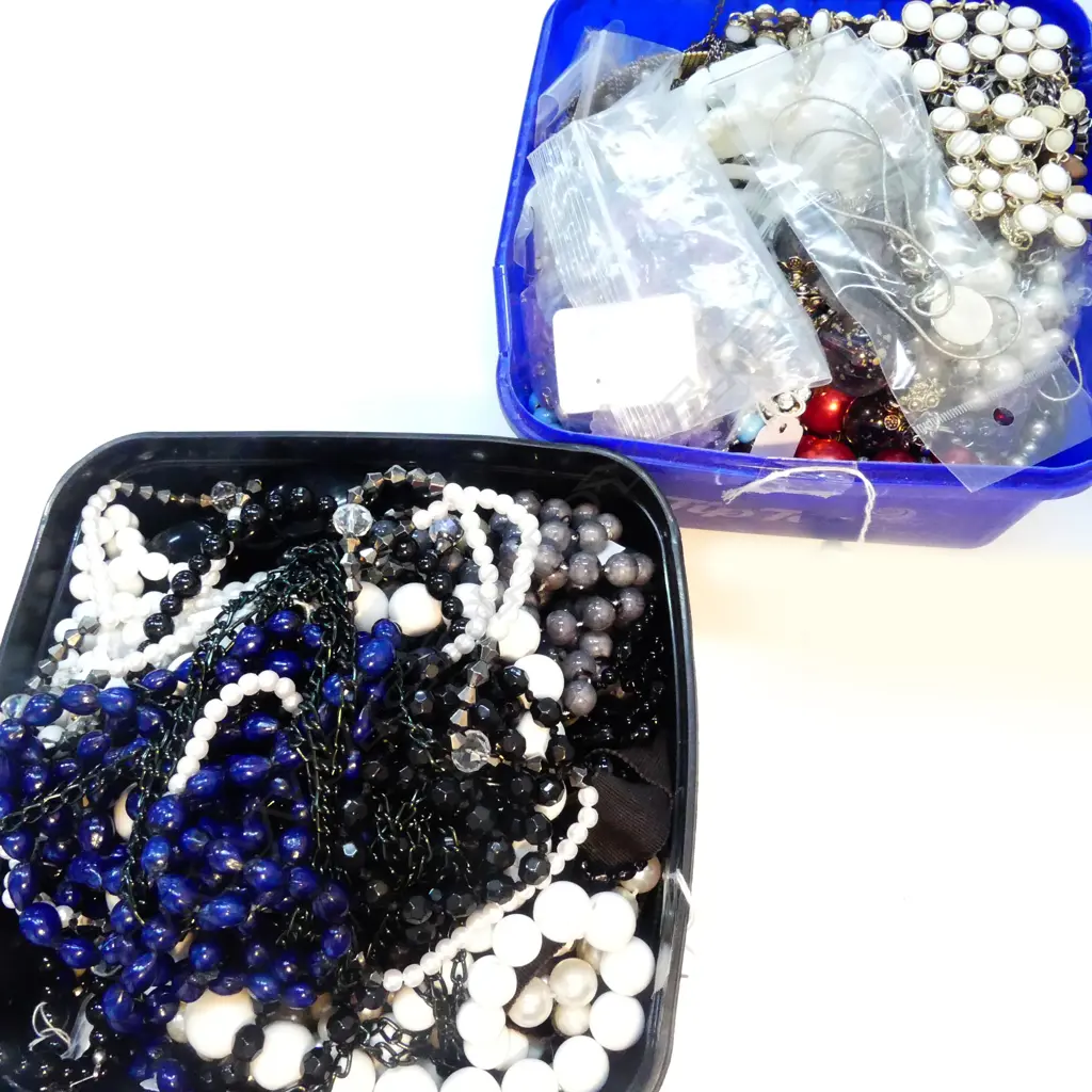 GOOD LG LOT COSTUME JEWELLERY; NECKLACES/BEADS INCL FLAPPER (70 PIECES) Image 1++