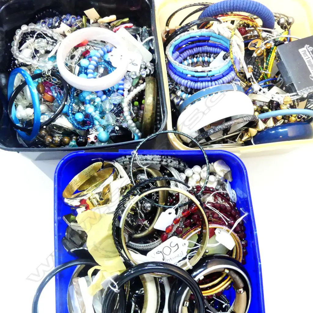 GOOD LG LOT COSTUME JEWELLERY; BRACELETS (185 PIECES) Image 1++