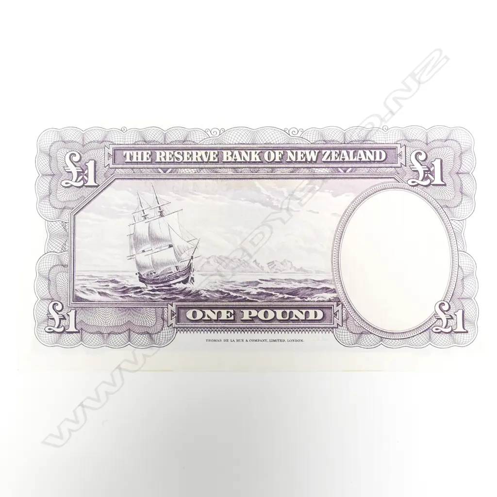 1 N.Z ONE POUND B/NOTE R.N FLEMMING SERIAL 301499732 Image 1++