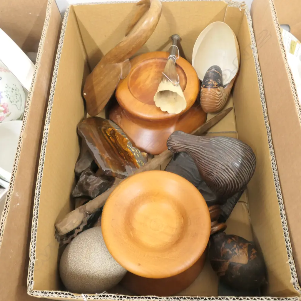 LOT WOODEN PEDESTALS / KIWI/RAY SHELLS PONAMU ETC Image 1++