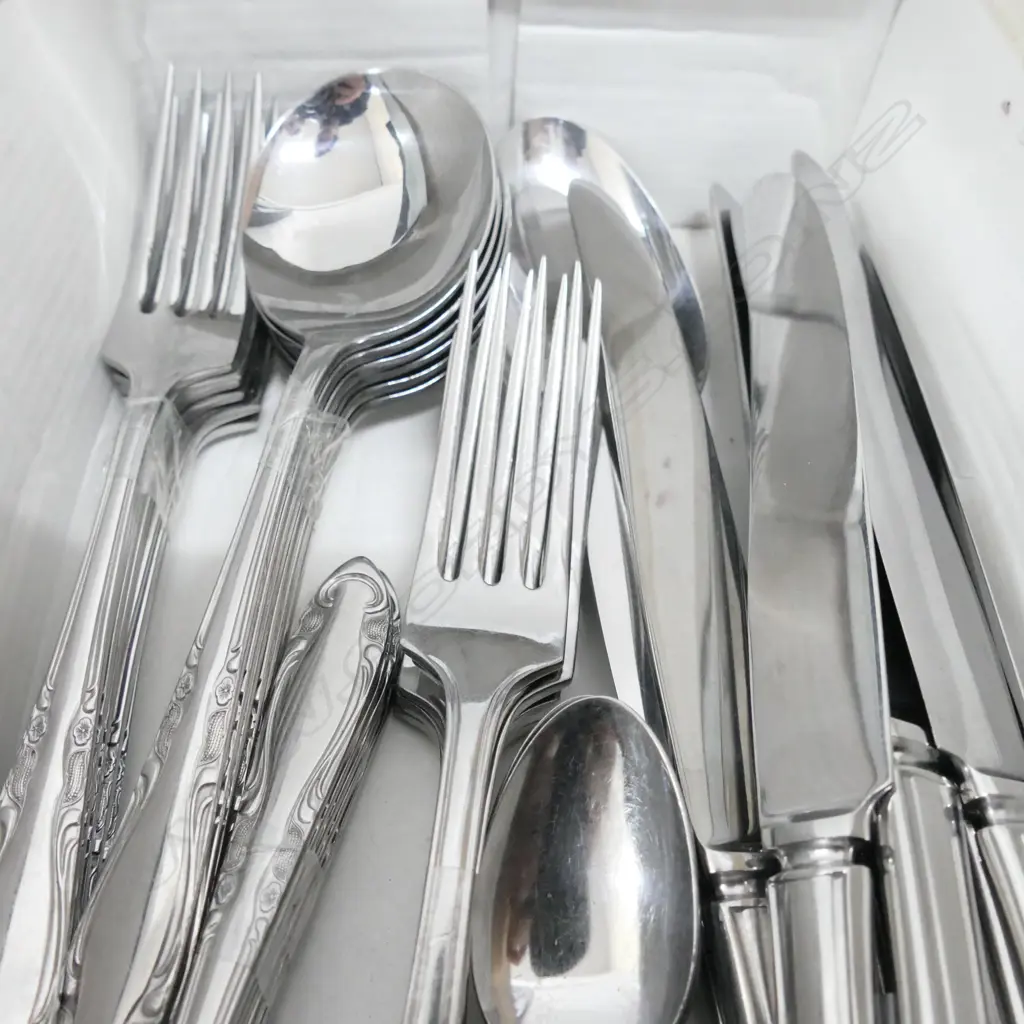 34 PCE LUCK WOOD STAINLESS STEEL CUTLERY SET INCL. 5 MAIN KNIVES, 6 ENTREE, 5 MAIN FORKS, 6 ENTREE, 5 SPOONS, 6 SOUP + 1 Image 1++