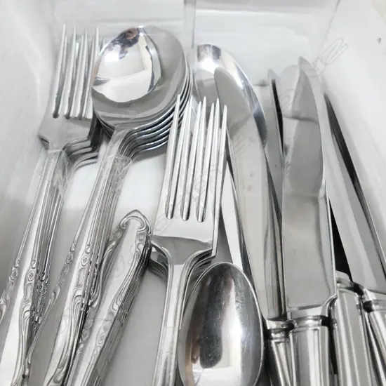34 PCE LUCK WOOD STAINLESS STEEL CUTLERY SET INCL. 5 MAIN KNIVES, 6 ENTREE, 5 MAIN FORKS, 6 ENTREE, 5 SPOONS, 6 SOUP + 1