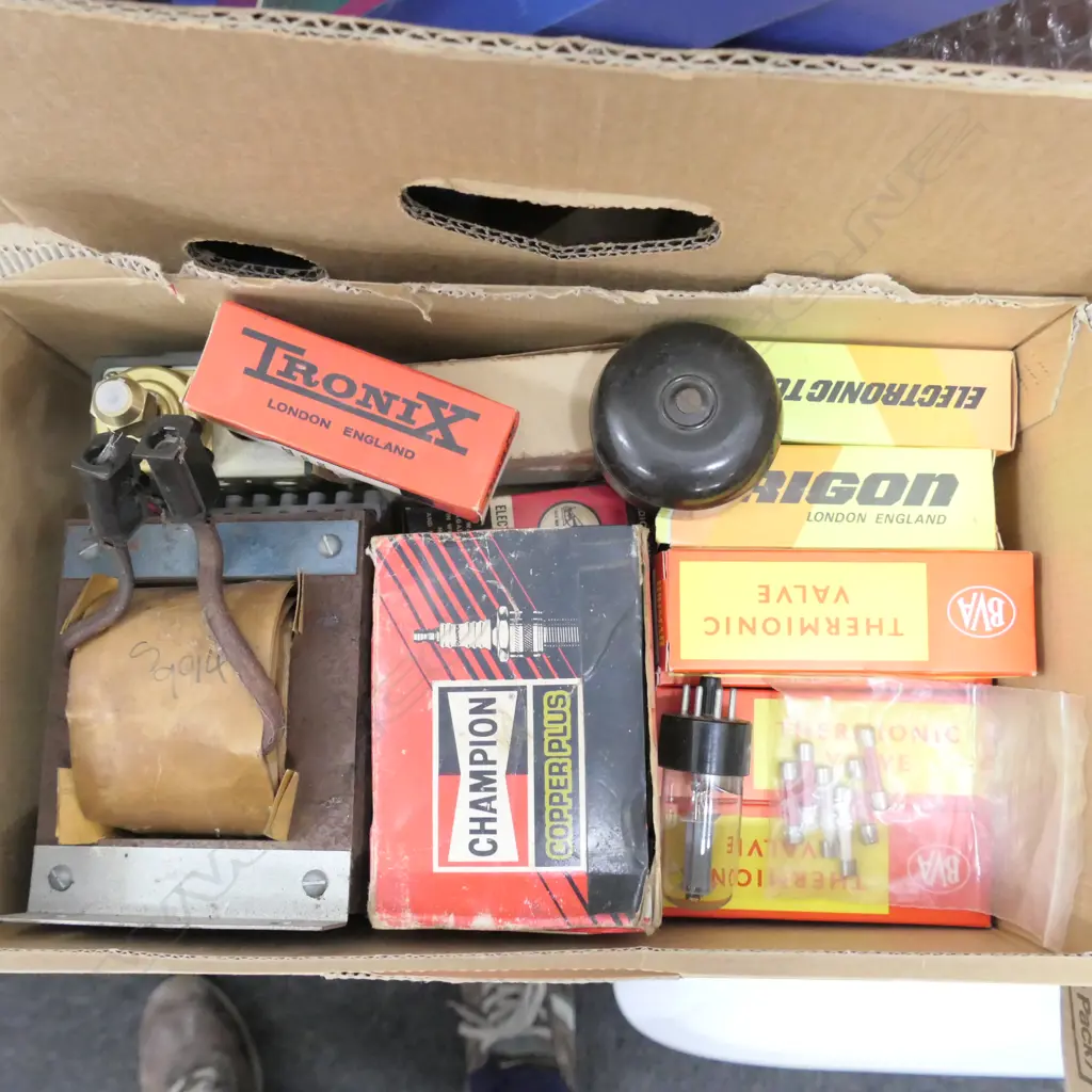 LOT ASST RADIO VALVES Image 1++