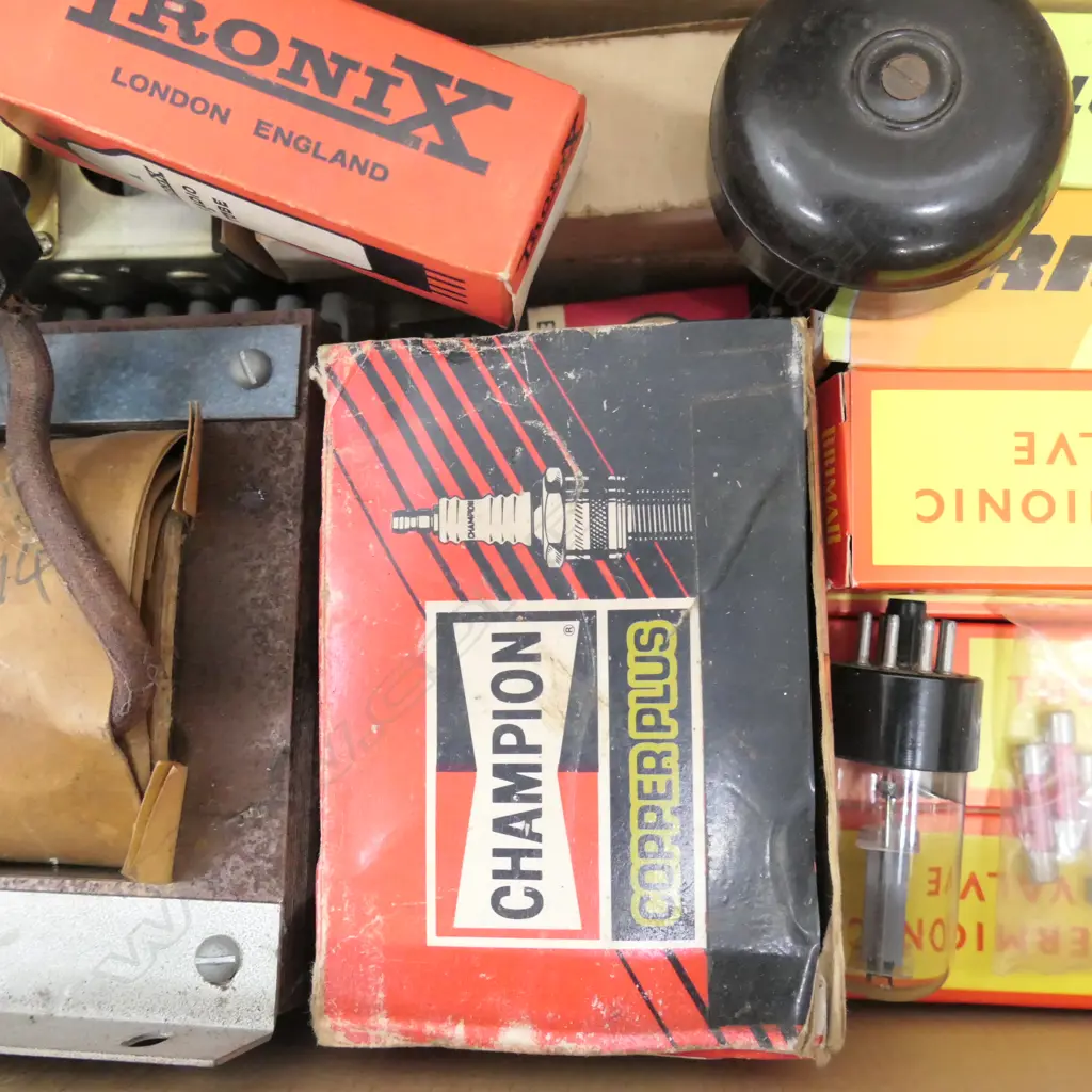 LOT ASST RADIO VALVES Image 1++