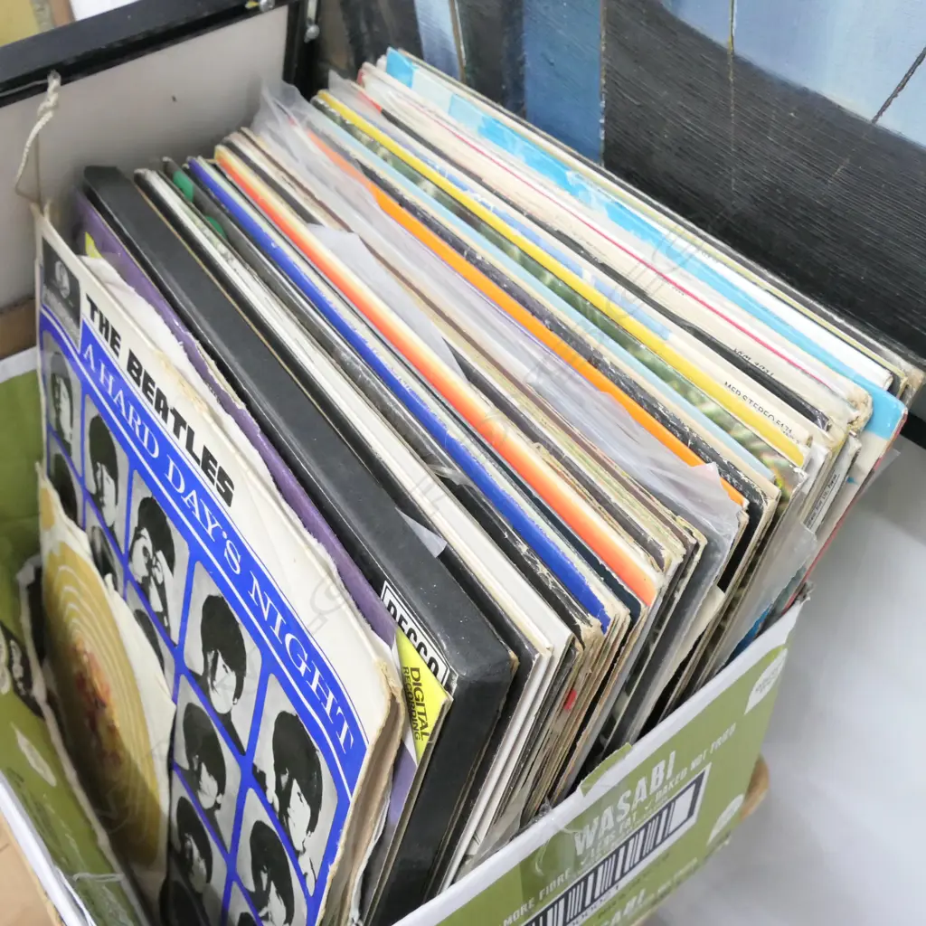 BOX OF RECORDS INCL. BEATLES Image 1++