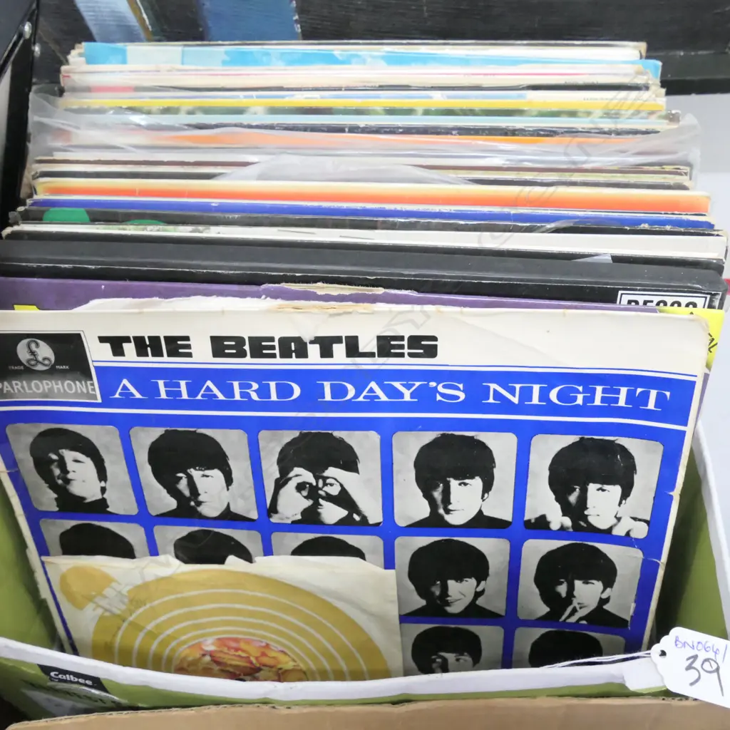 BOX OF RECORDS INCL. BEATLES Image 1++