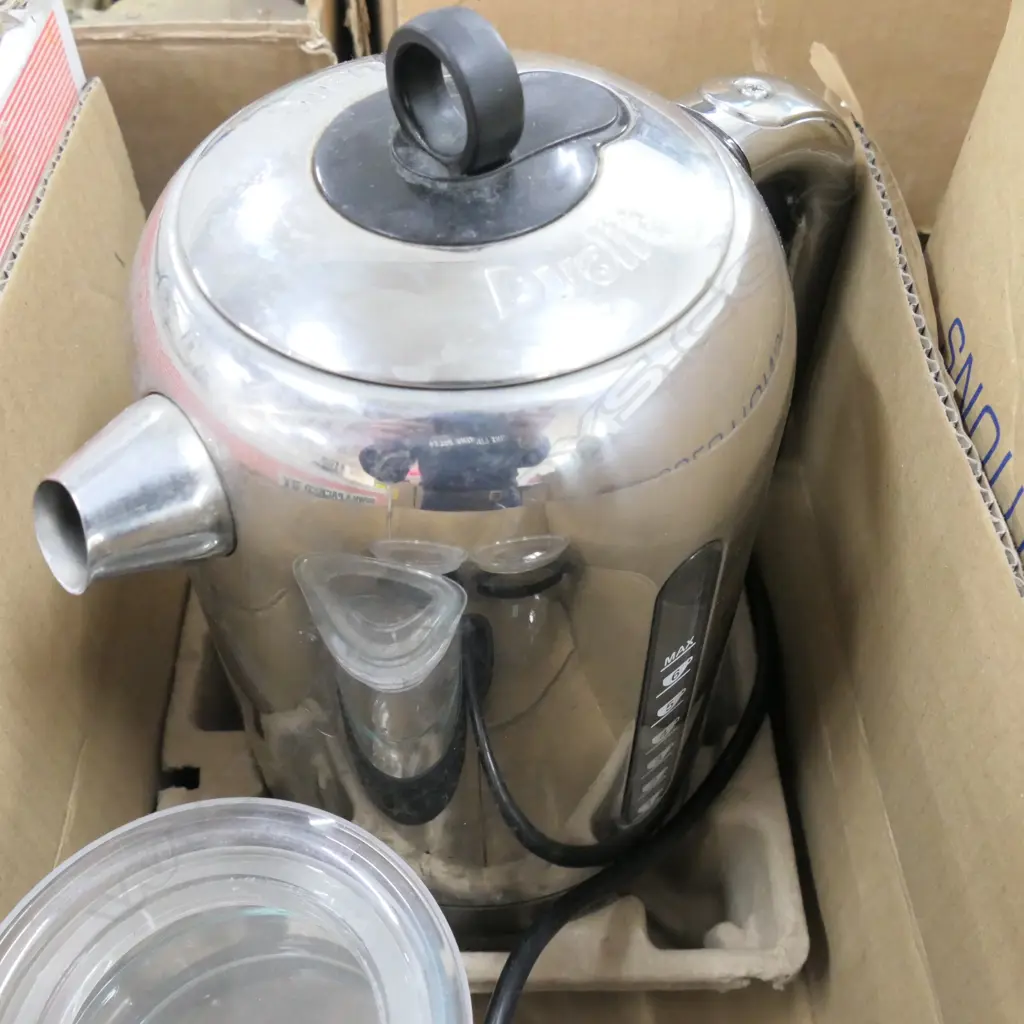 DUALIT ELECTRIC KETTLE & 3 BODUM STORAGE JARS Image 1++
