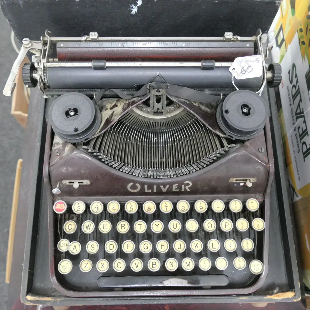 VINTAGE 'OLIVER' TYPEWRITER, CASE AF Image 1++