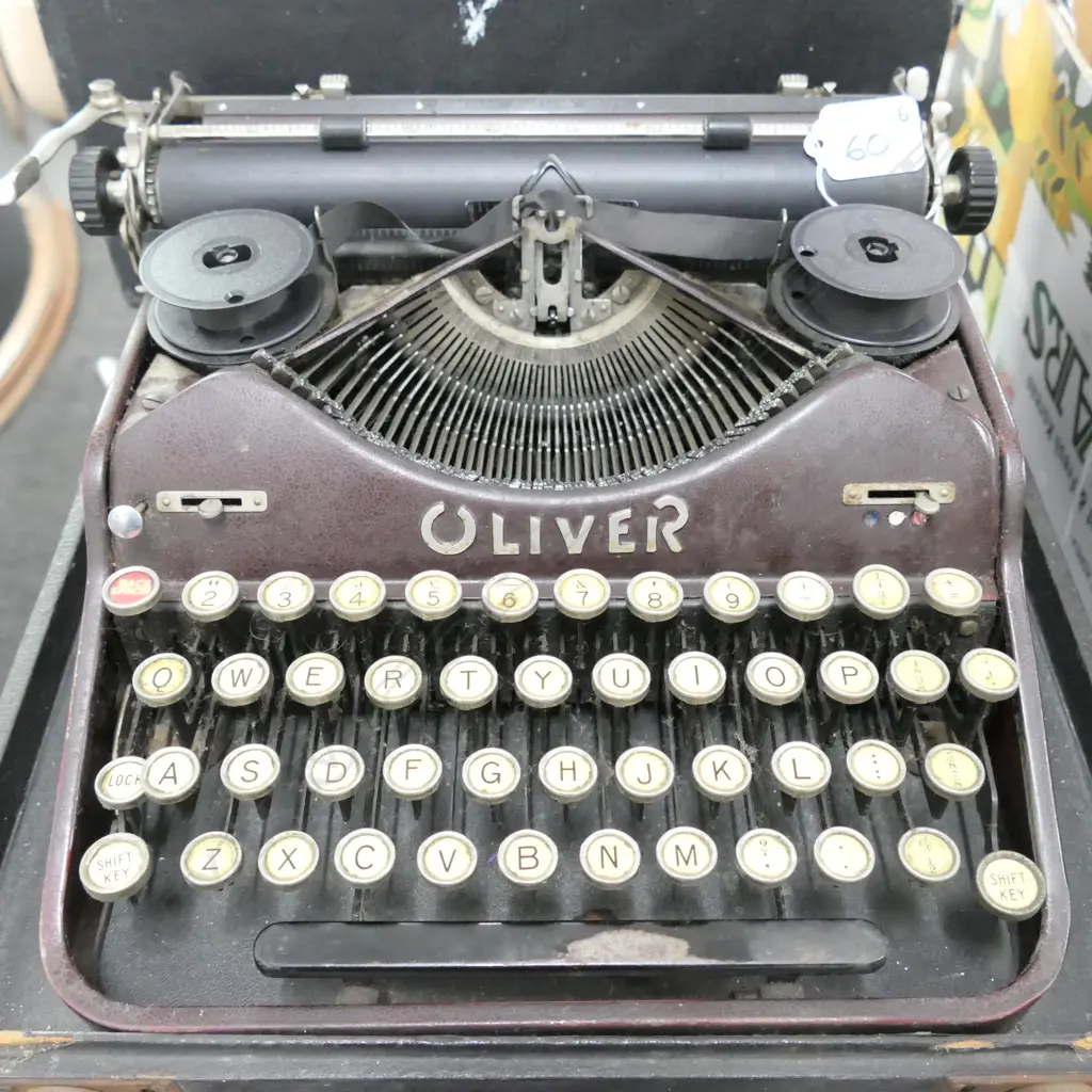 VINTAGE 'OLIVER' TYPEWRITER, CASE AF Image 1++