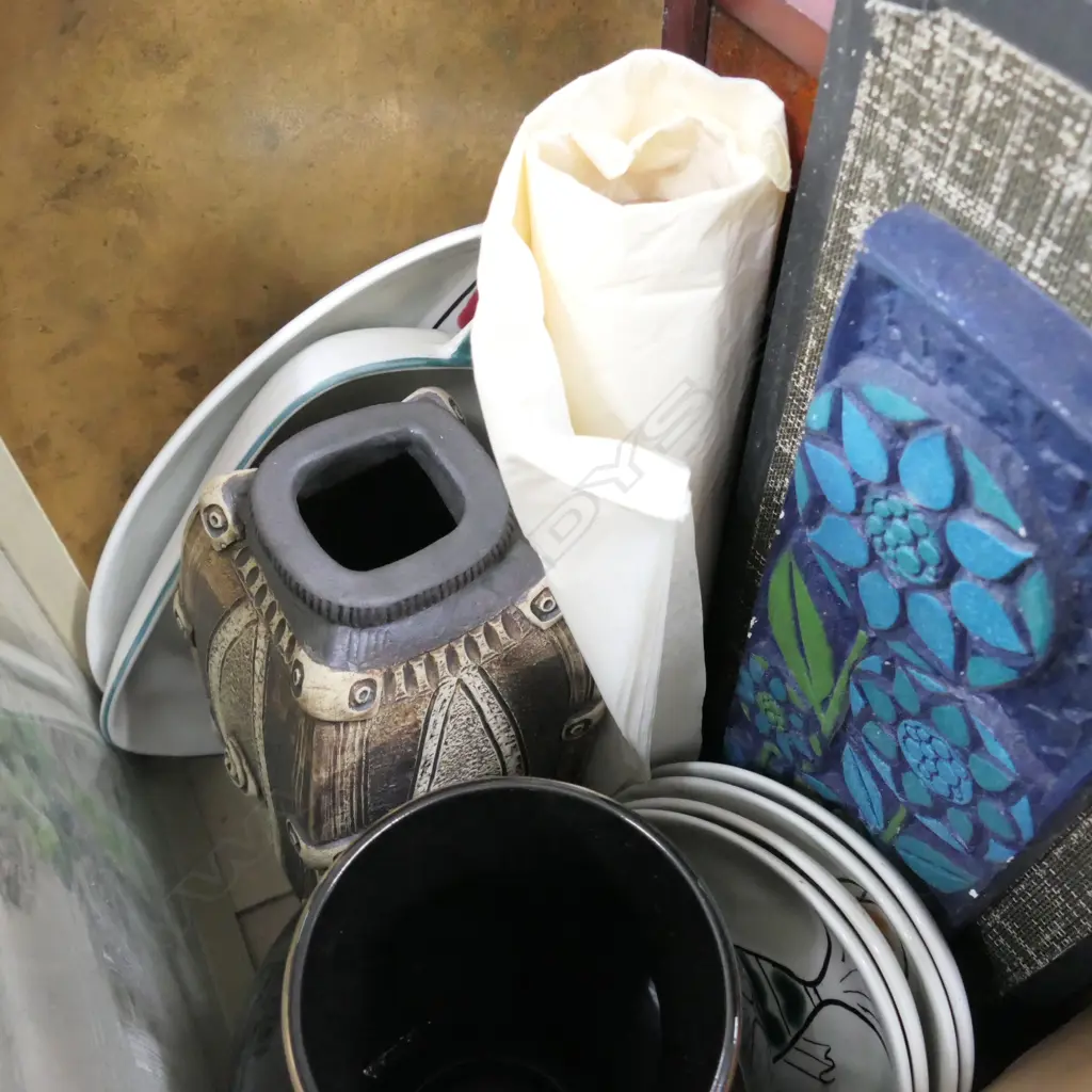 LOT ASST VASES/PRINTS/ PLATTERS ETC Image 1++