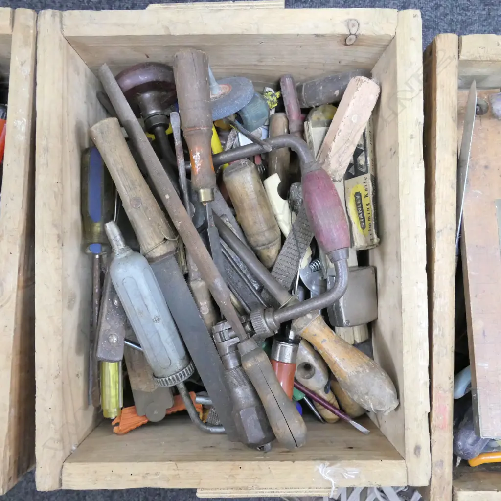 4 CRATES ASST TOOLS  Image 1++