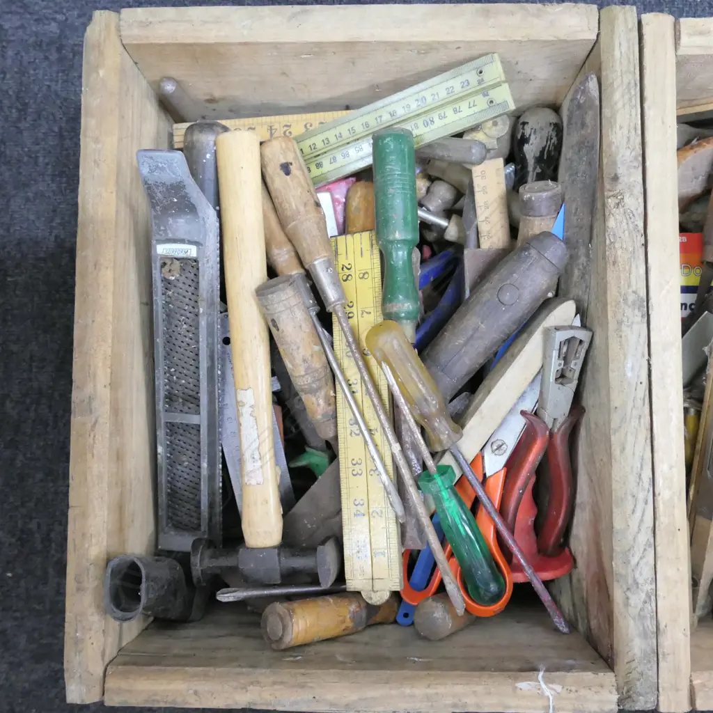 4 CRATES ASST TOOLS  Image 1++