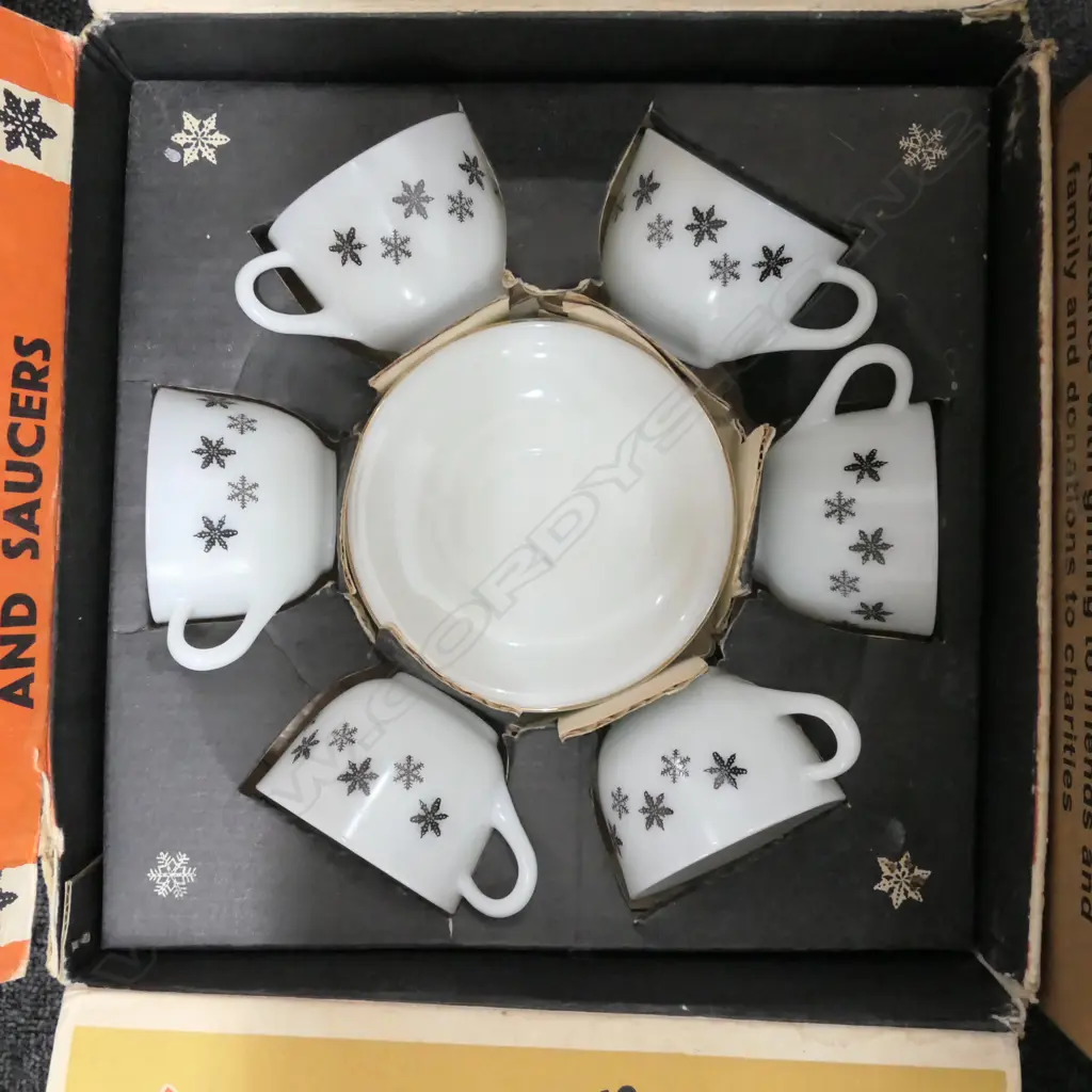 LOT VINTAGE PYREX TEA SET/C/LYNN/PAVLOVA PLATE ETC Image 1++