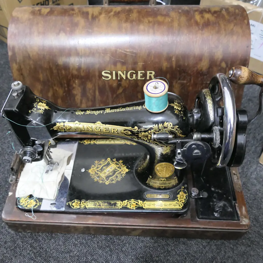 SINGER SEWING MACHINE Image 1++