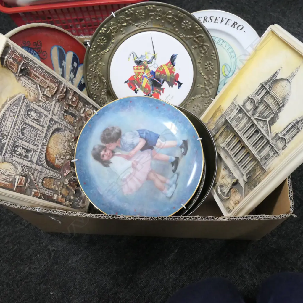 BOX LOT WALL PLAQUES AND PLATES Image 1++