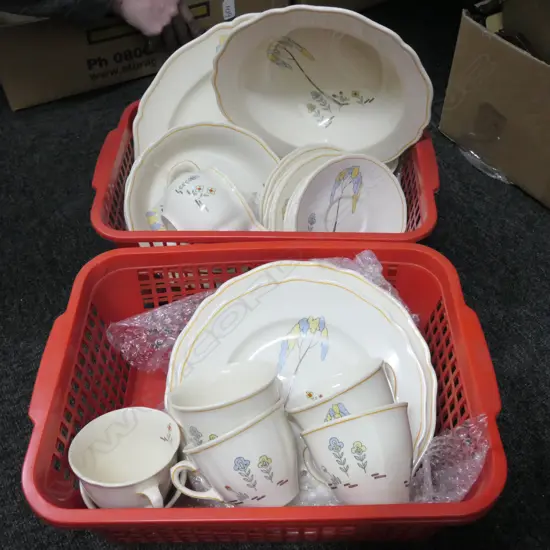 37 PCE ROYAL DOULTON SET INCL. 12 LARGE PLATES, PLATTER, JUG, 5 SOUP BOWLS, 6 CUPS ETC.