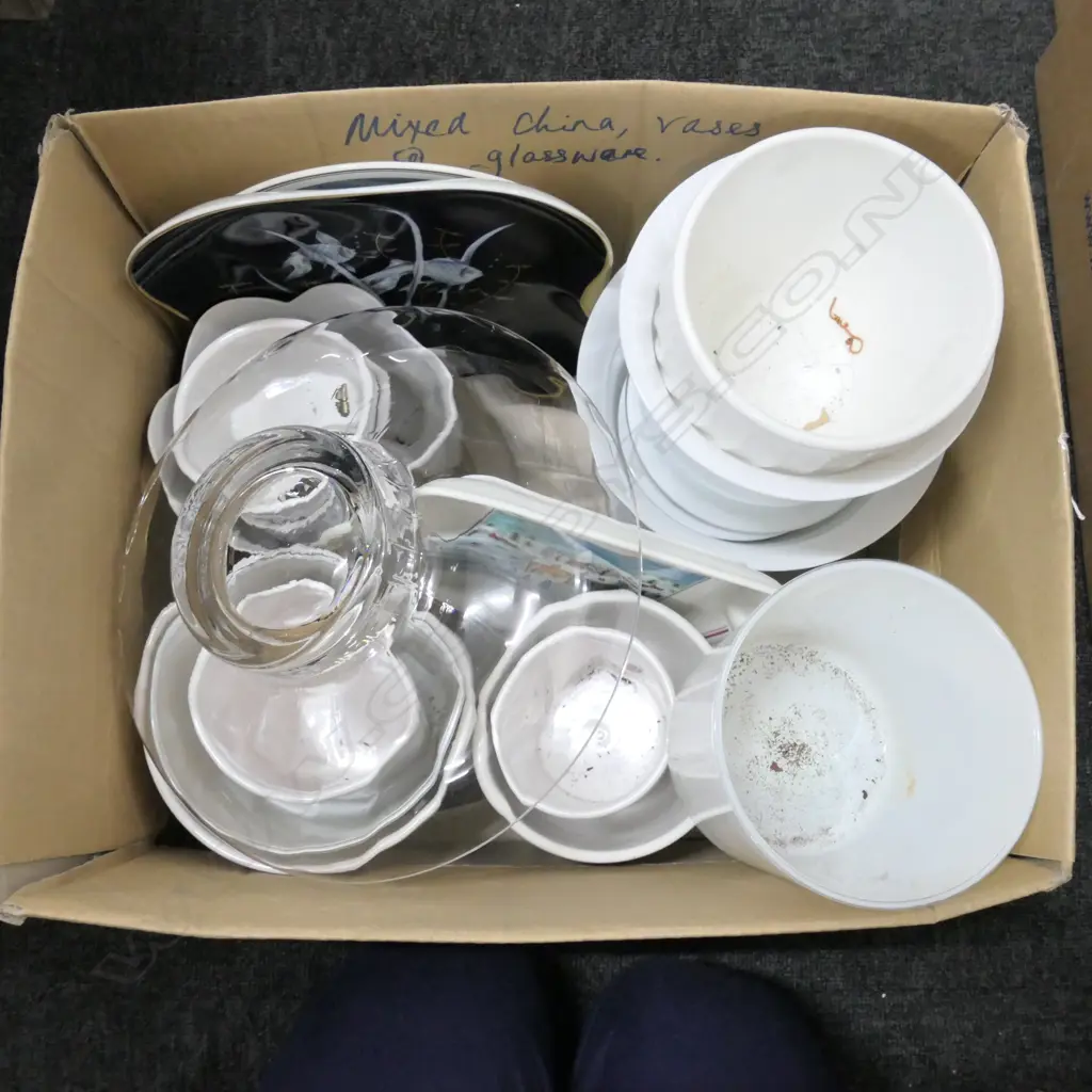 ASST CERAMIC/GLASS PLANTERS ETC Image 1++