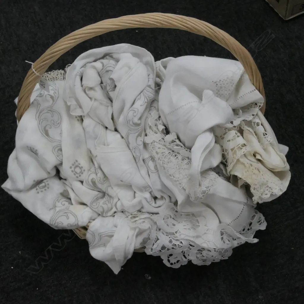 BASKET WITH ASST LINEN /TABLE CLOTHS ETC Image 1++