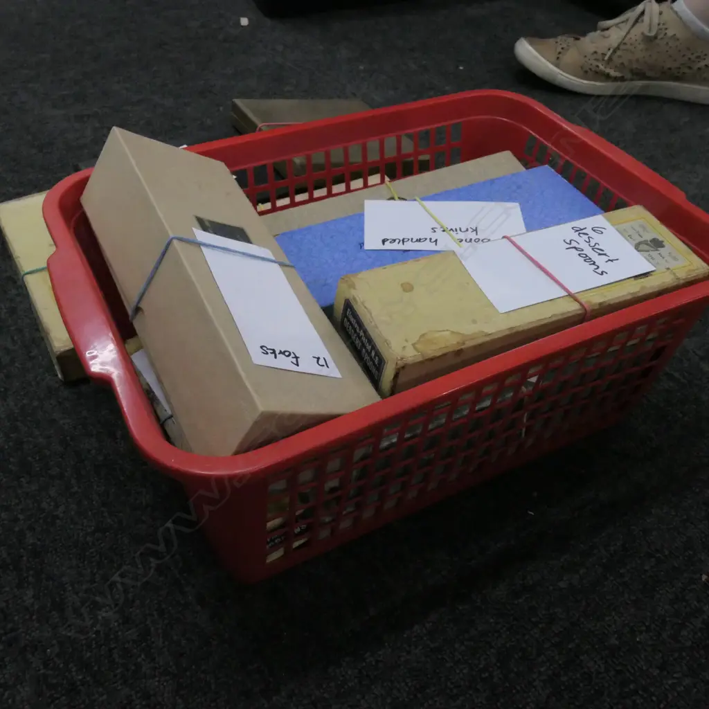 BOX LOT CASED CUTLERY Image 1++