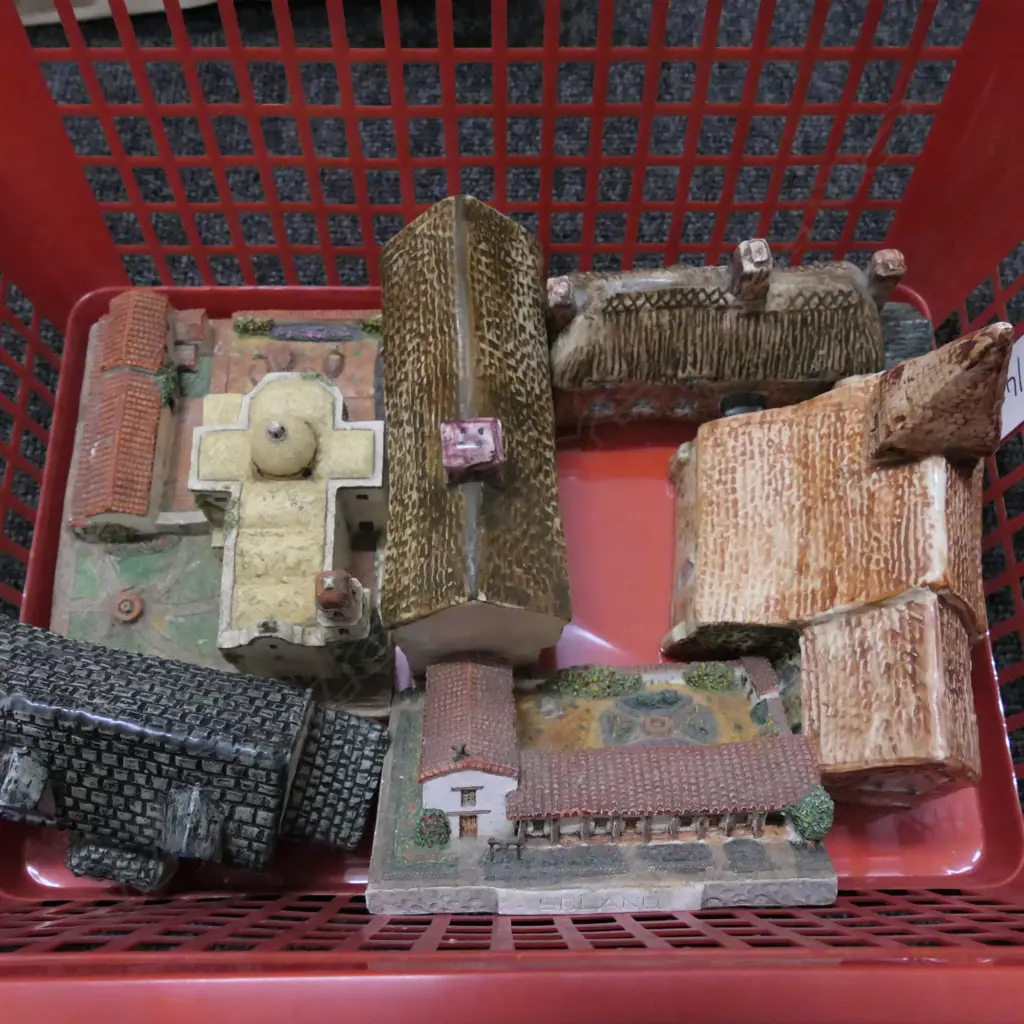 ASST HERITAGE HOUSE COTTAGES+ONE LILIPUT  Image 1++