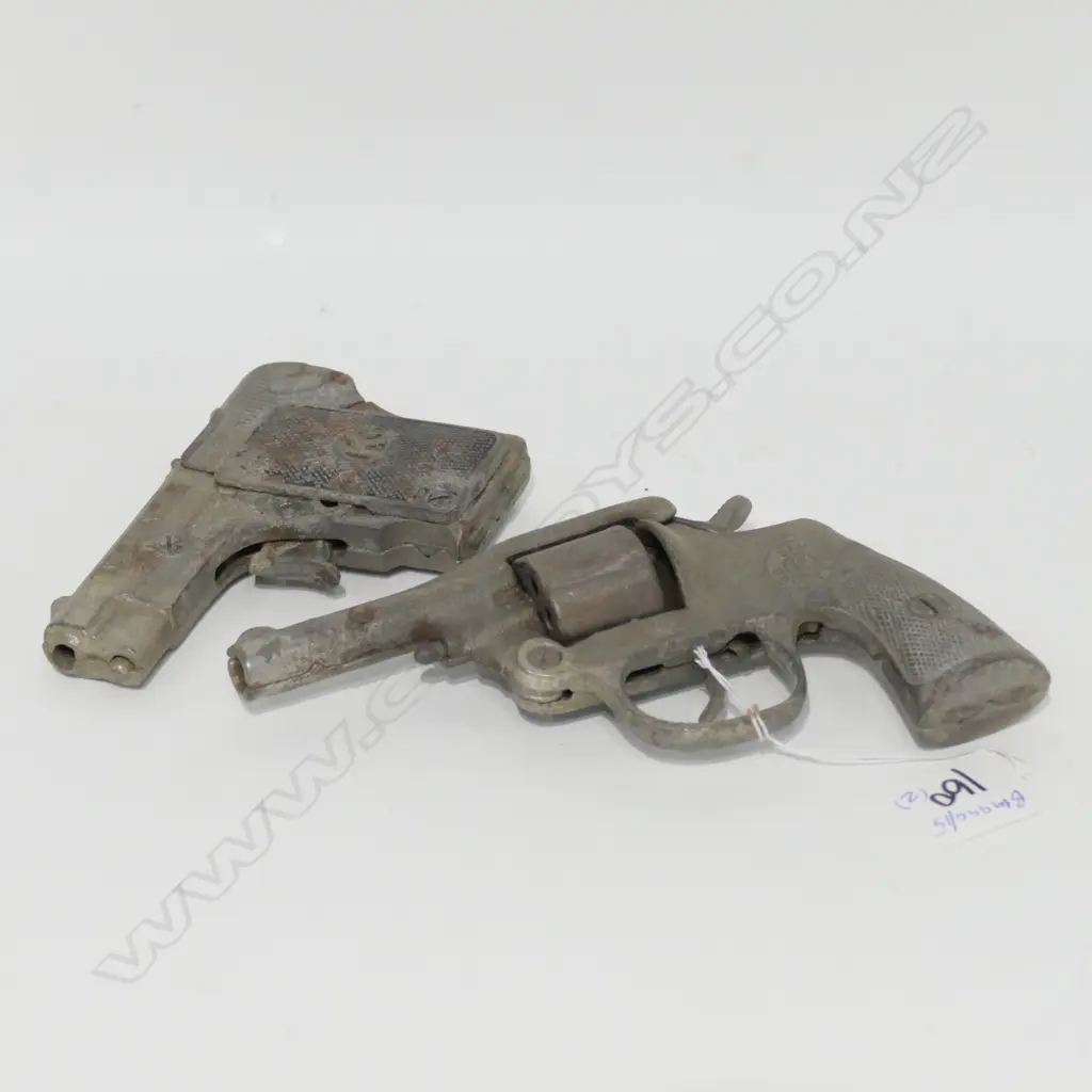 2 VINTAGE CAP GUNS MOUNTIE +SIX SHOOTER Image 1++