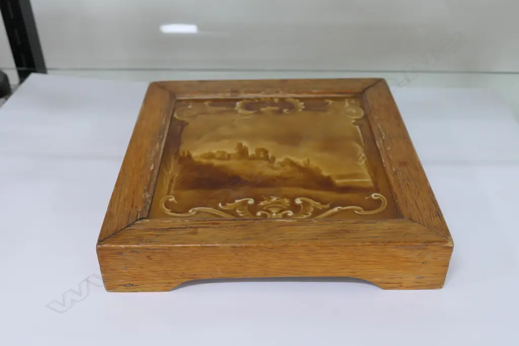 VICT TILE TRIVET Image 1++