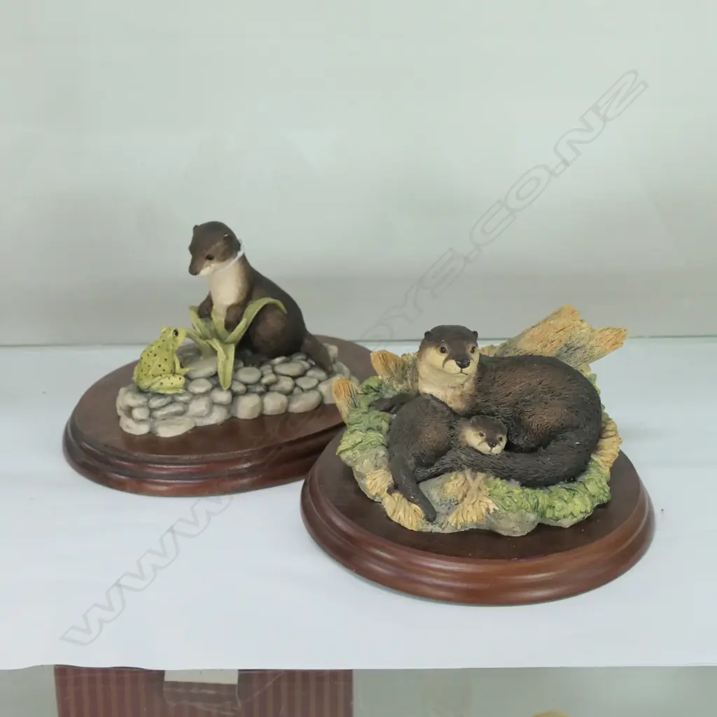 BORDER FINE ARTS OTTERS & OTTER KIT WITH FROG--RESIN Image 1++