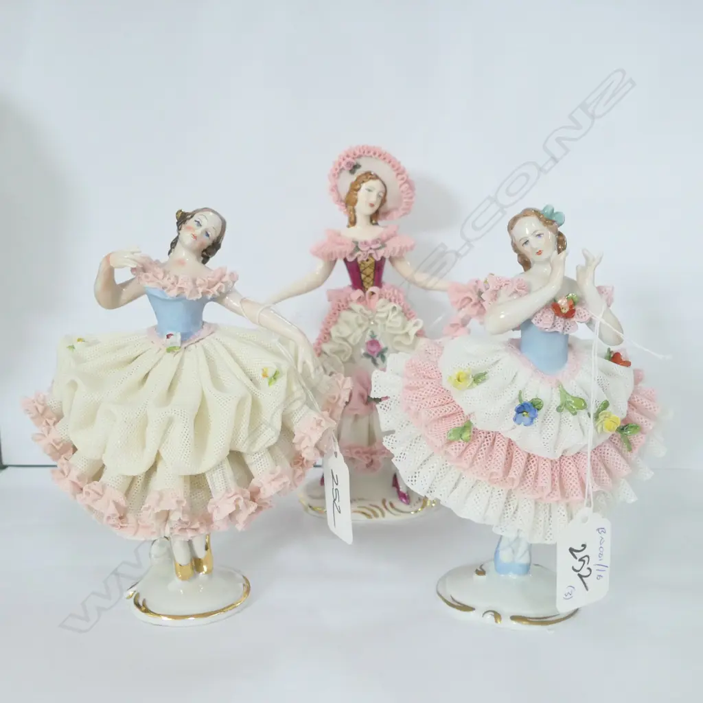 3 DRESDEN FIGURES OF SOCIETY WOMAN H 190 MM Image 1++