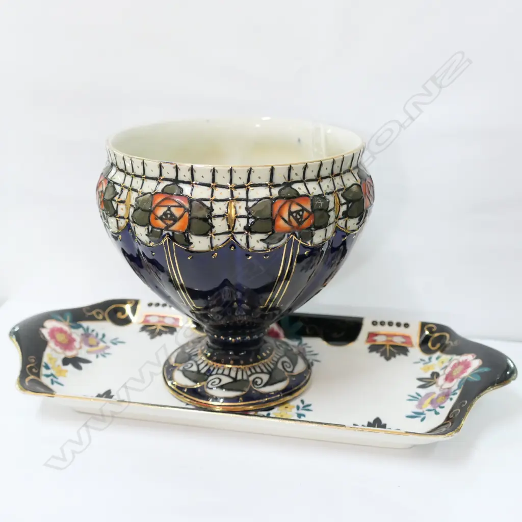 'TRELLIS' WOOD AND SONS VASE 150MM H AND ROYAL WINTON SANDWICH TRAY Image 1++