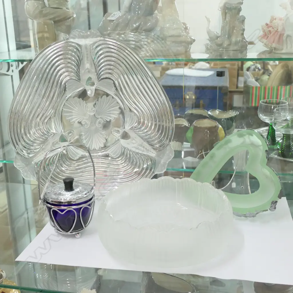 3 PCES DEPRESSION WARE; HEART BOWL, SUGAR, FROSTED BOWL (MINOR CHIP) AND LALIQUE-STYLE DISH WITH SMALL CHIP Image 1++