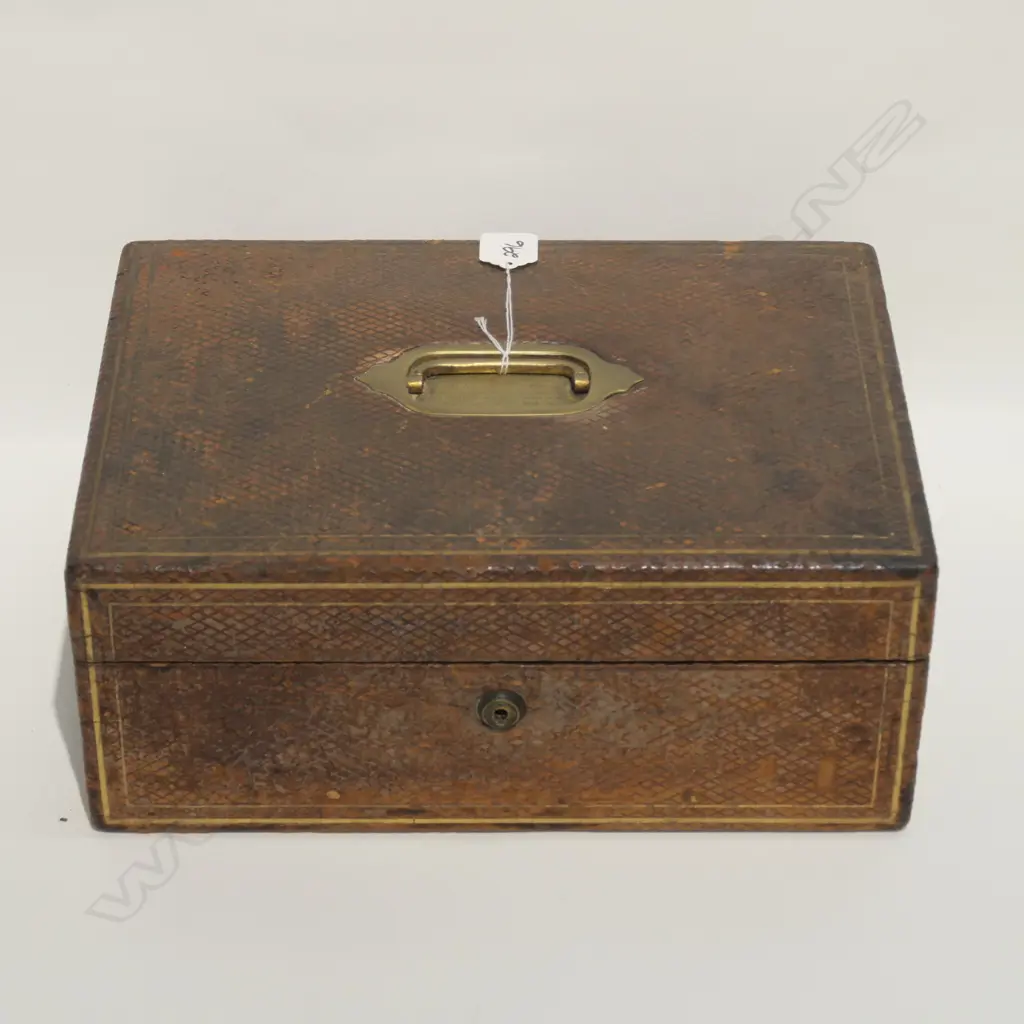VICTORIAN LEATHER VANITY CASE WITH SOME ACCESSORIES 320 X 220 X 130mm Image 1++