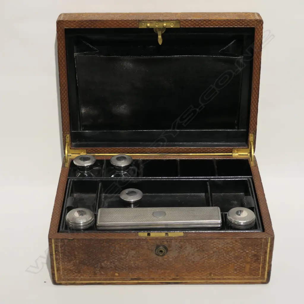 VICTORIAN LEATHER VANITY CASE WITH SOME ACCESSORIES 320 X 220 X 130mm Image 1++