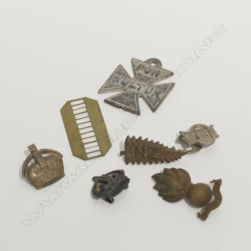LOT ASST MILITARY BADGES Image 1++
