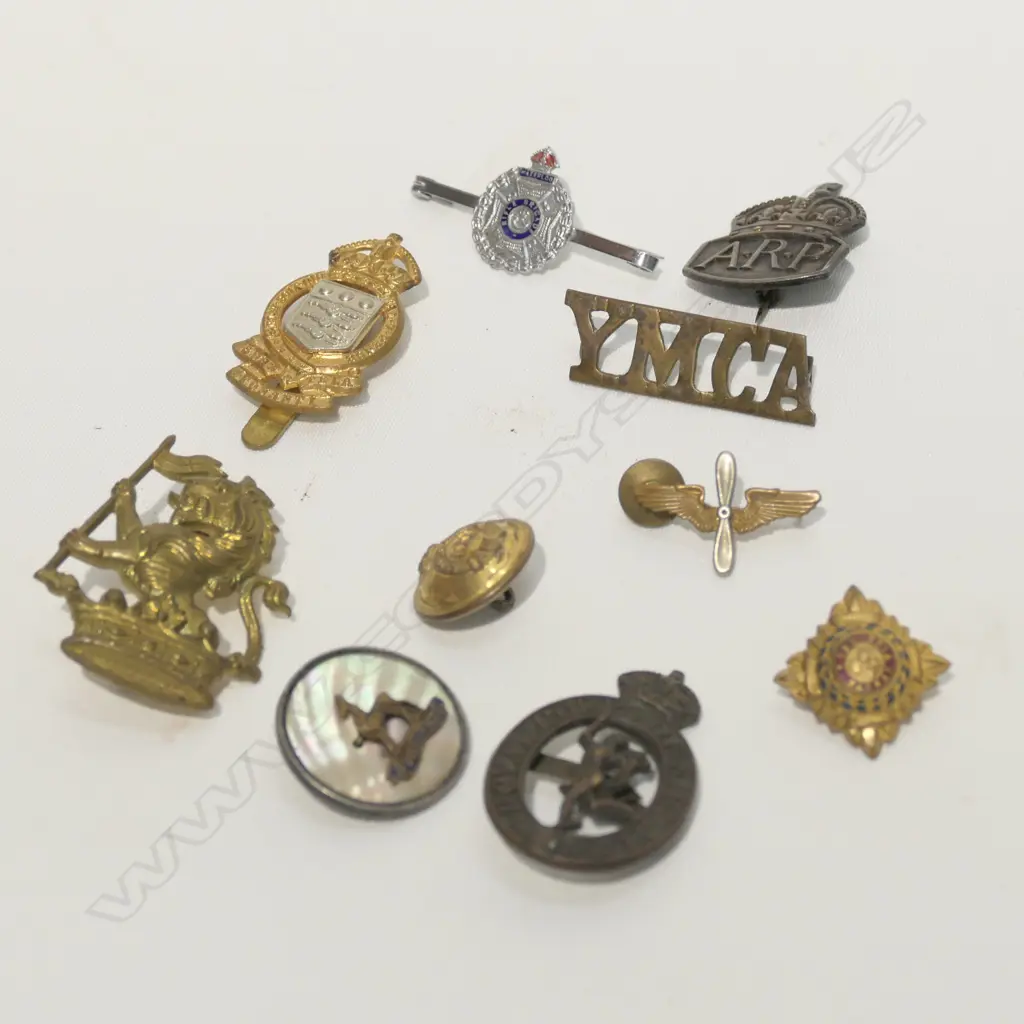 LOT ASST MILITARY BUTTONS ,BADGES ETC Image 1++