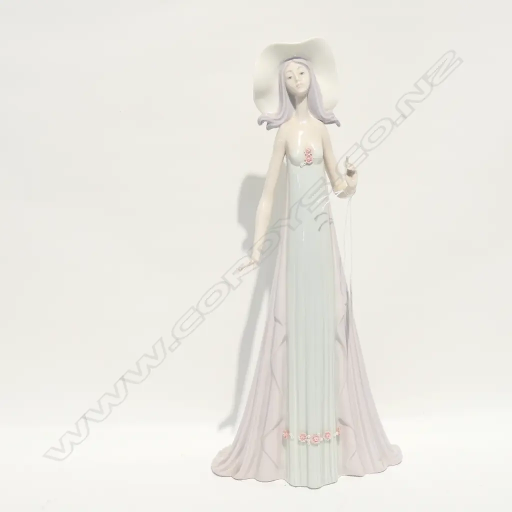LLADRO TALL ELEGANT LADY 3 FINGERS A.F H.350mm Image 1++