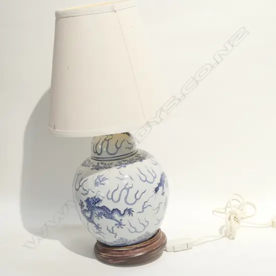 CHINESE B/W GINGER JAR LAMP