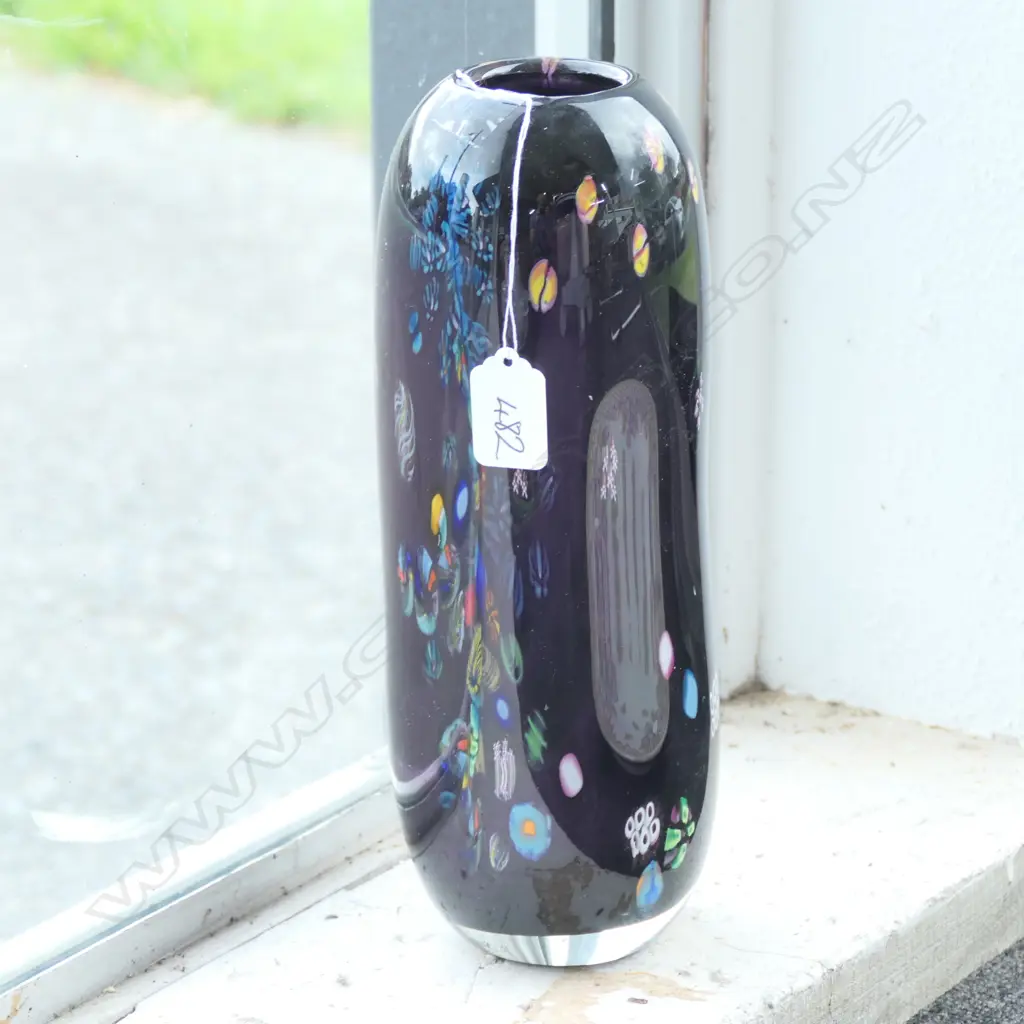 PETER VIESNICK HAND BLOWN GLASS VASE SIGNED +DATED  01 Image 1++