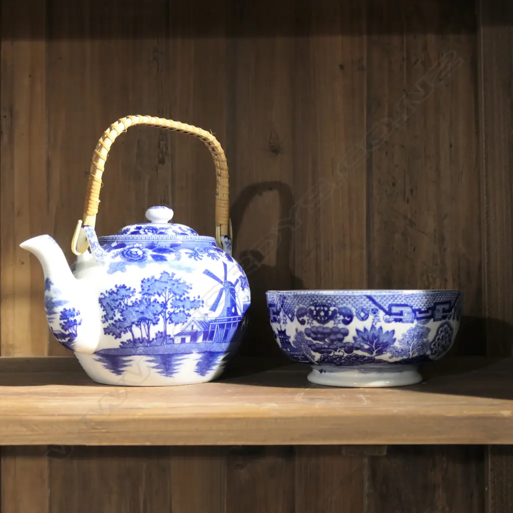 TWO UNMARKED VINTAGE B/W PCES; TEAPOT AND BOWL Image 1++