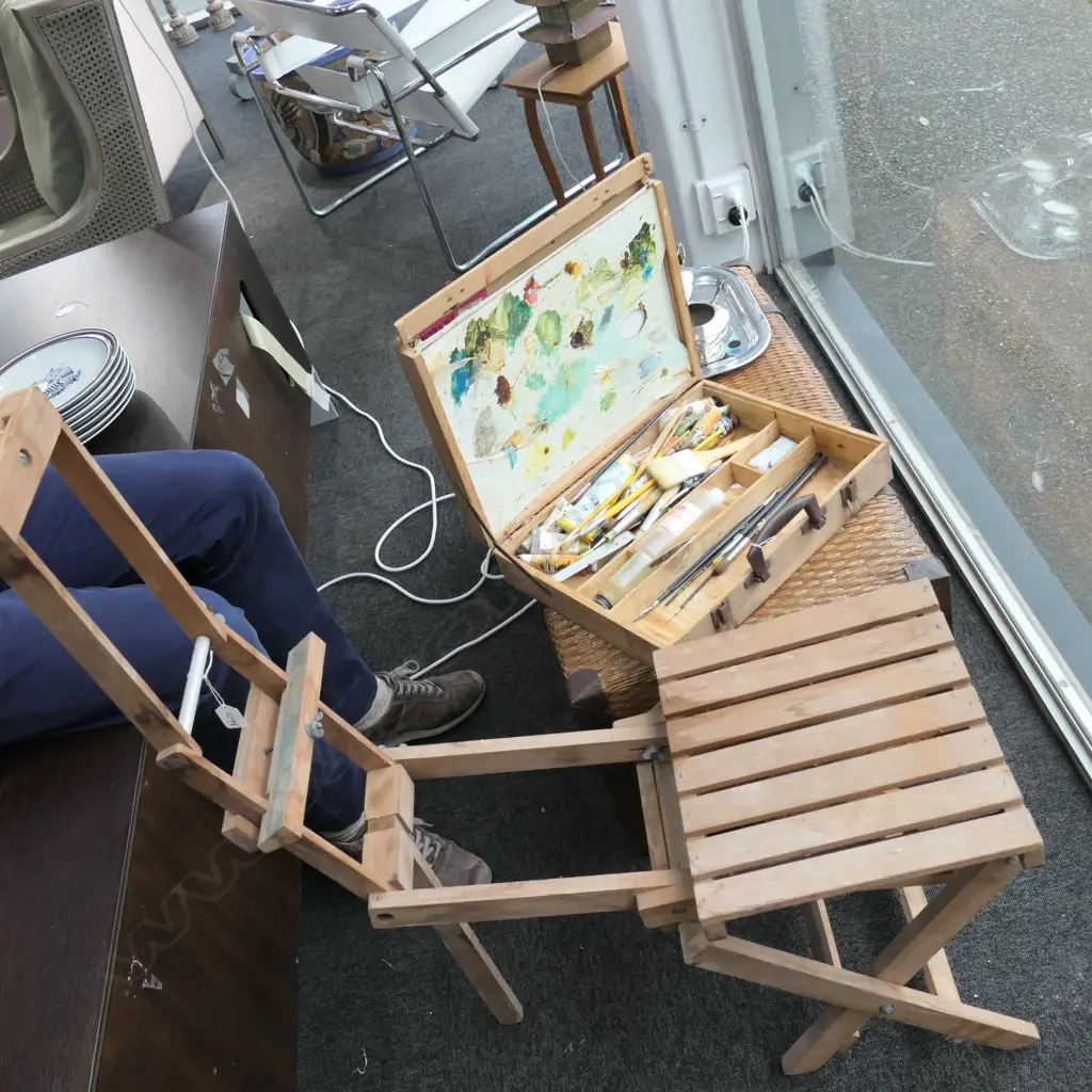 ARTISTS EASEL WITH INTEGRATED SEAT AND BOX OF PAINTS Image 1++