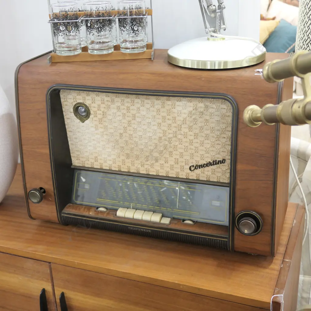 CONCERTINO VALVE RADIO Image 1++
