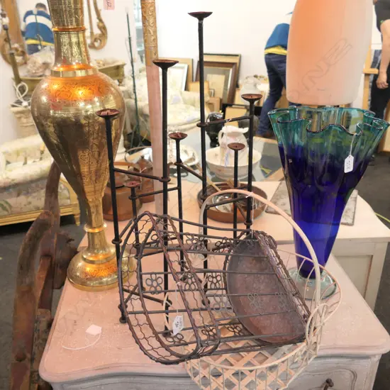 2 WIRE BASKETS AND FOLDING CANDLESTICK