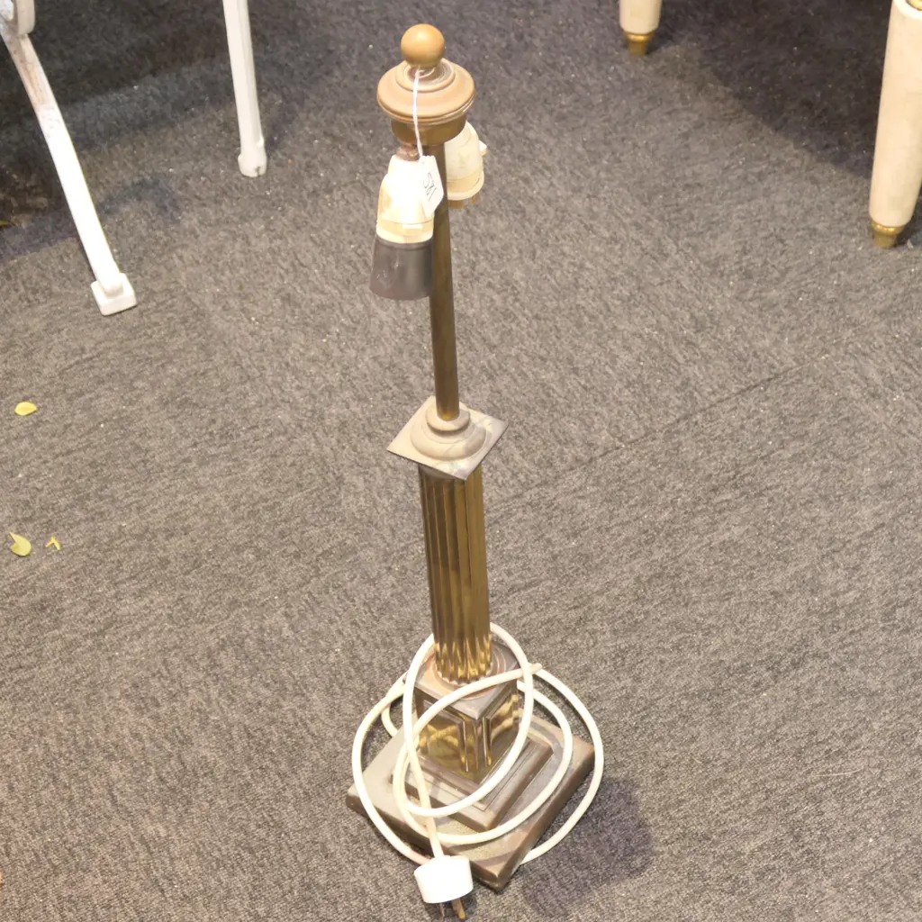 LARGE BRASS PEDESTAL LAMP WITH TWO LIGHT FITTINGS Image 1++