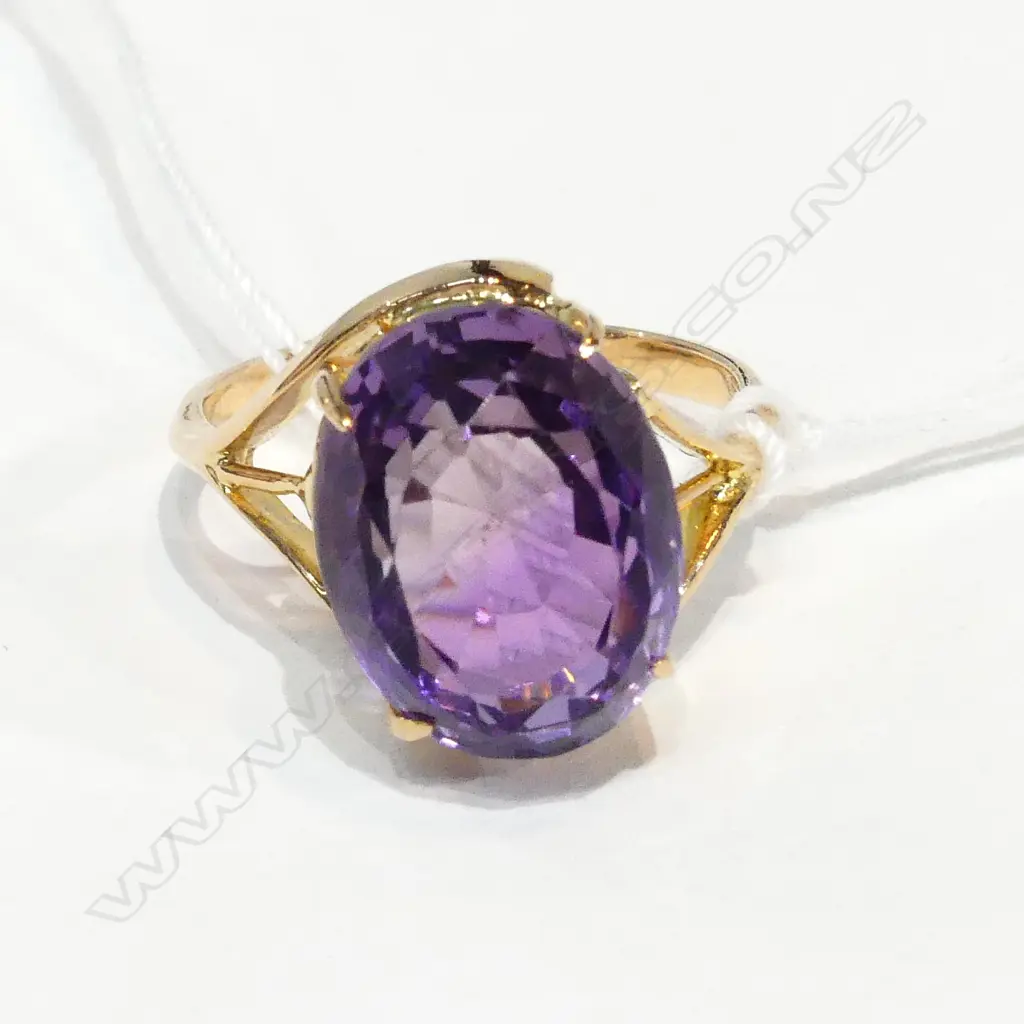 10CT GOLD AND AMETHYST RING Image 1++