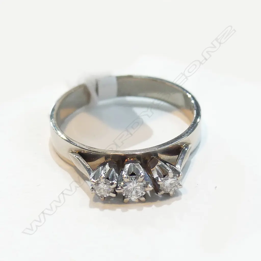 18CT WHITE GOLD & THREE STONE DIAMOND RING Image 1++