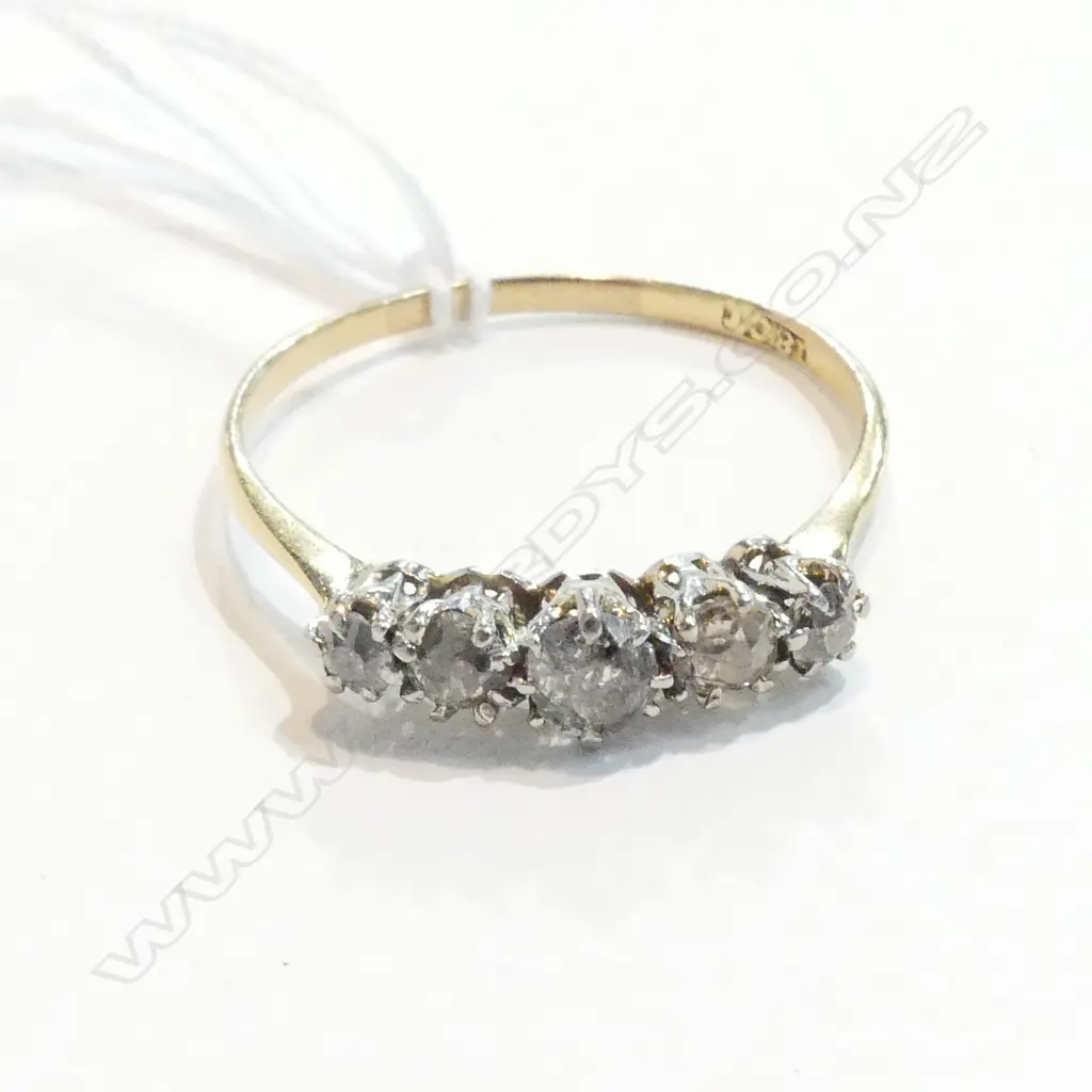 18CT GOLD AND FIVE STONE DIAMOND RING Image 1++
