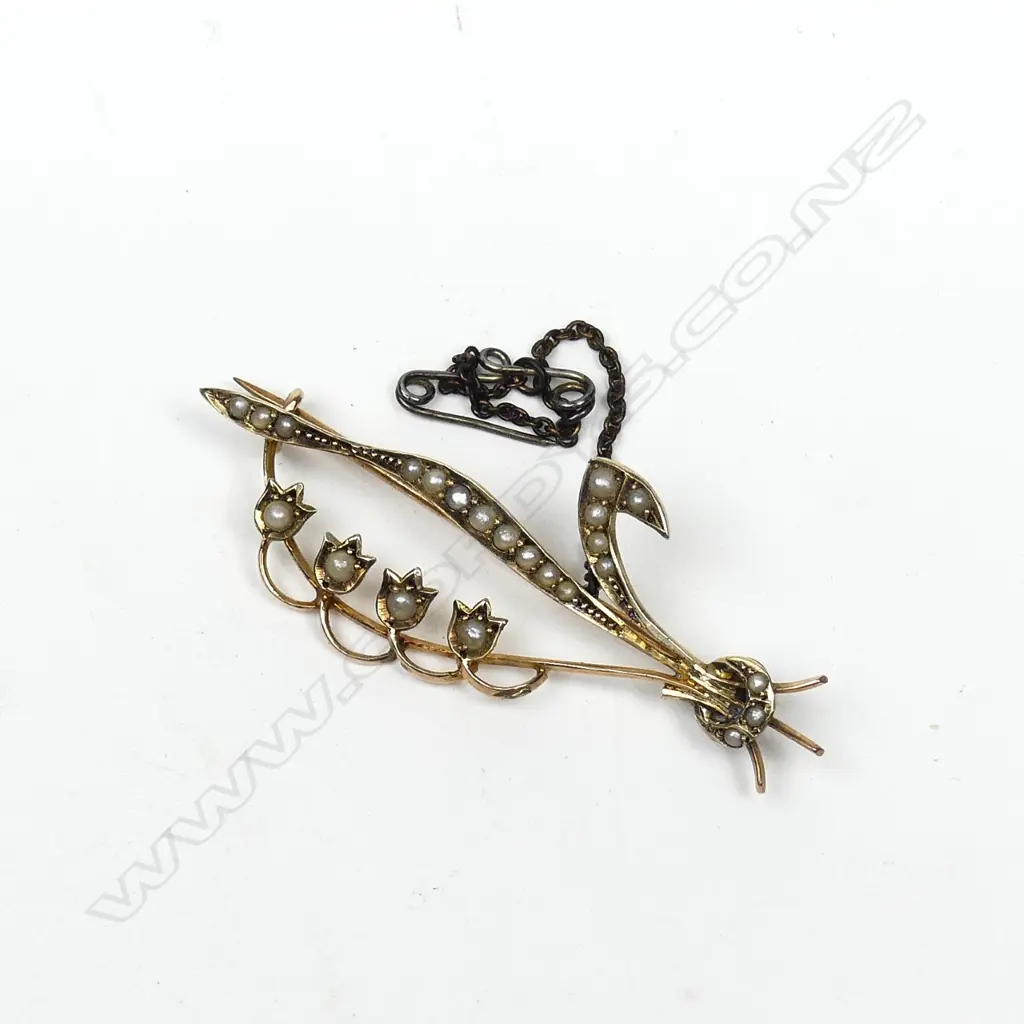 An Edwardian 9ct gold and seed pearl brooch Image 1++