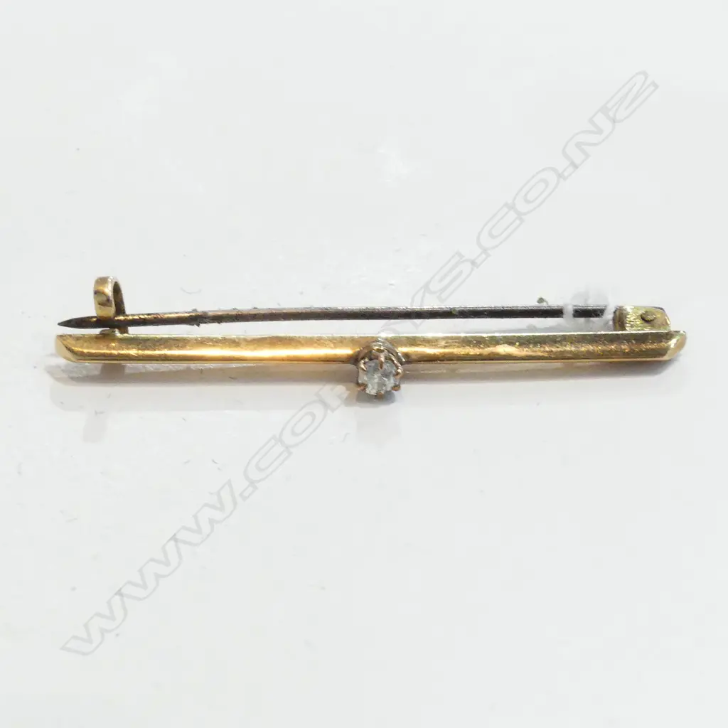 15CT GOLD AND DIAMOND BAR BROOCH 2.79gm Image 1++