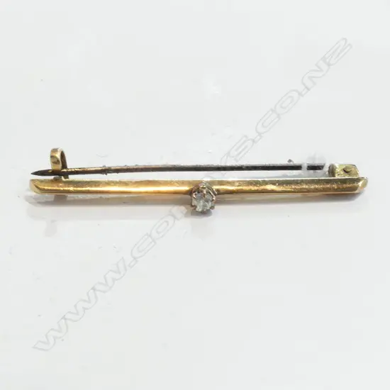 15CT GOLD AND DIAMOND BAR BROOCH 2.79gm