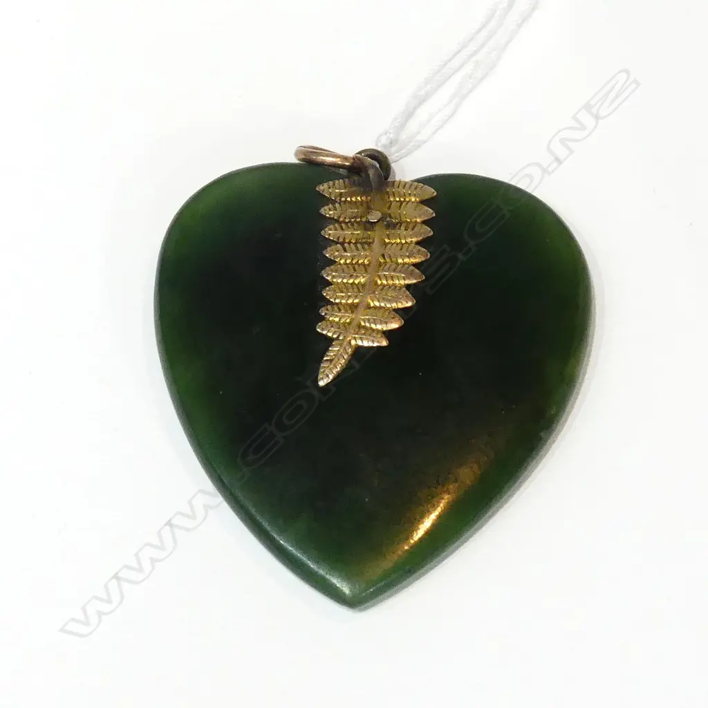POUNAMU HEART PENDANT w UNMARKED GOLD FERN MOUNT. H.45mm Image 1++