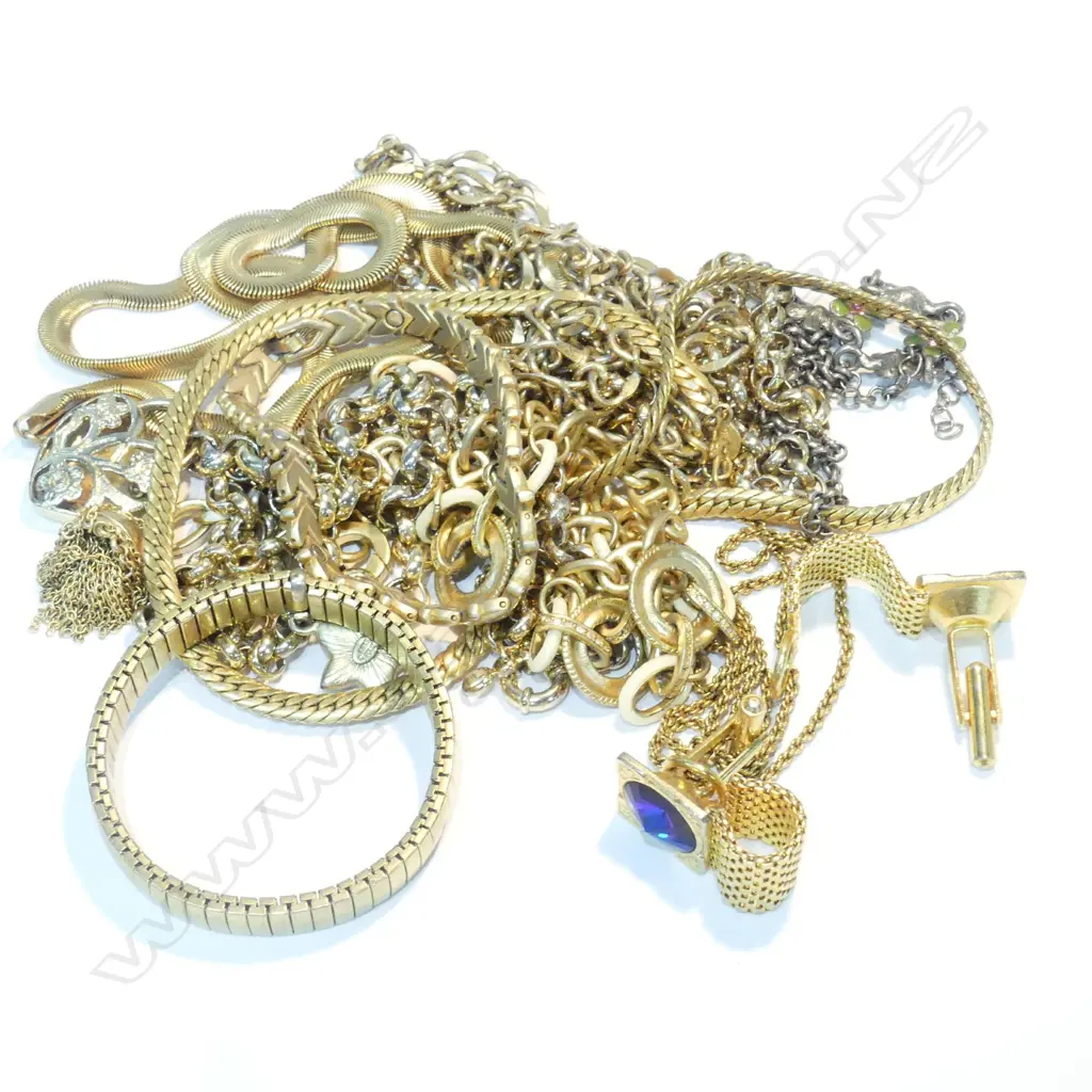 BOX OF ASSORTED GOLD PLATE NECKLACES Image 1++